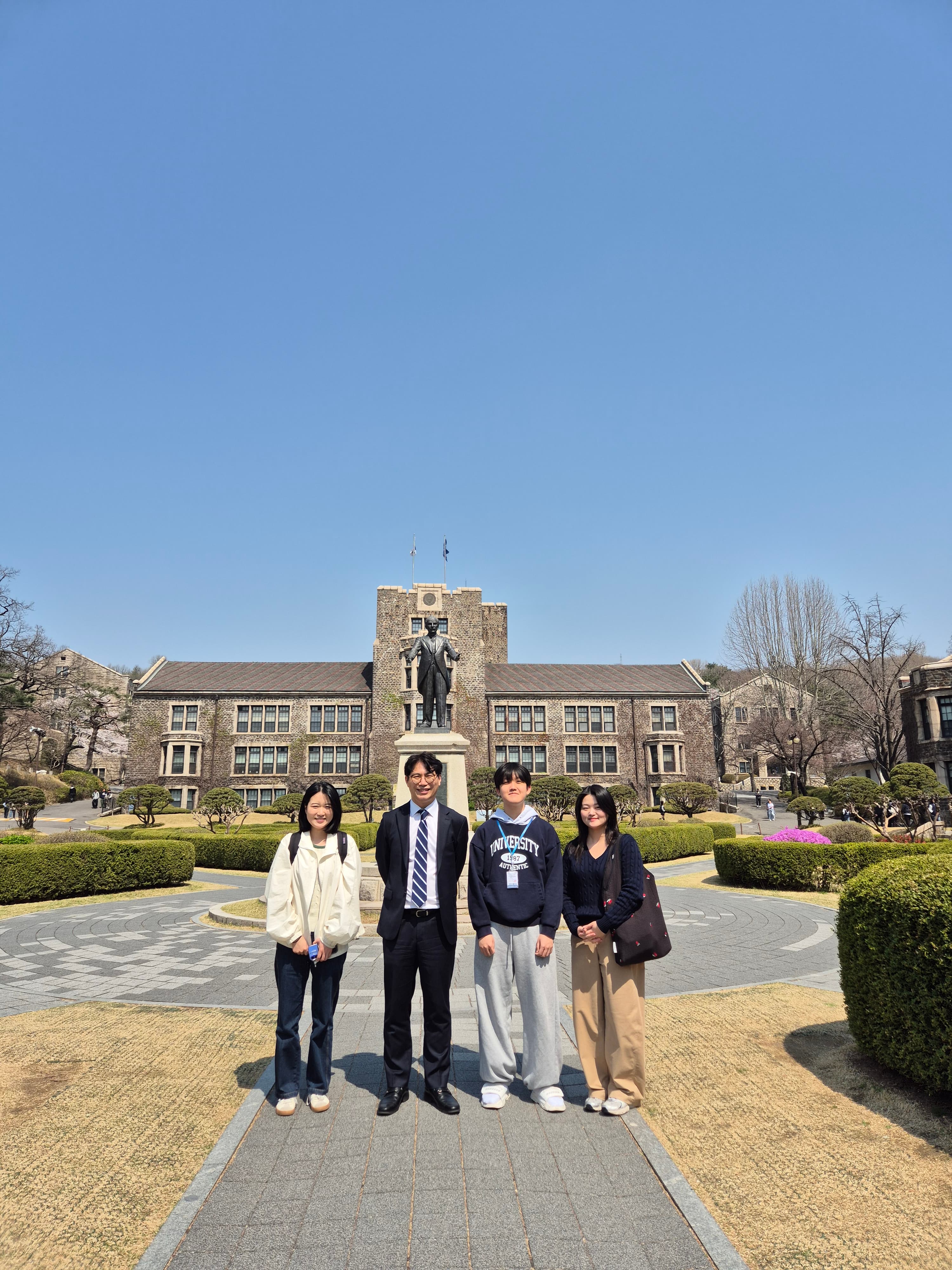 연세대학교 캠퍼스 기념 촬영